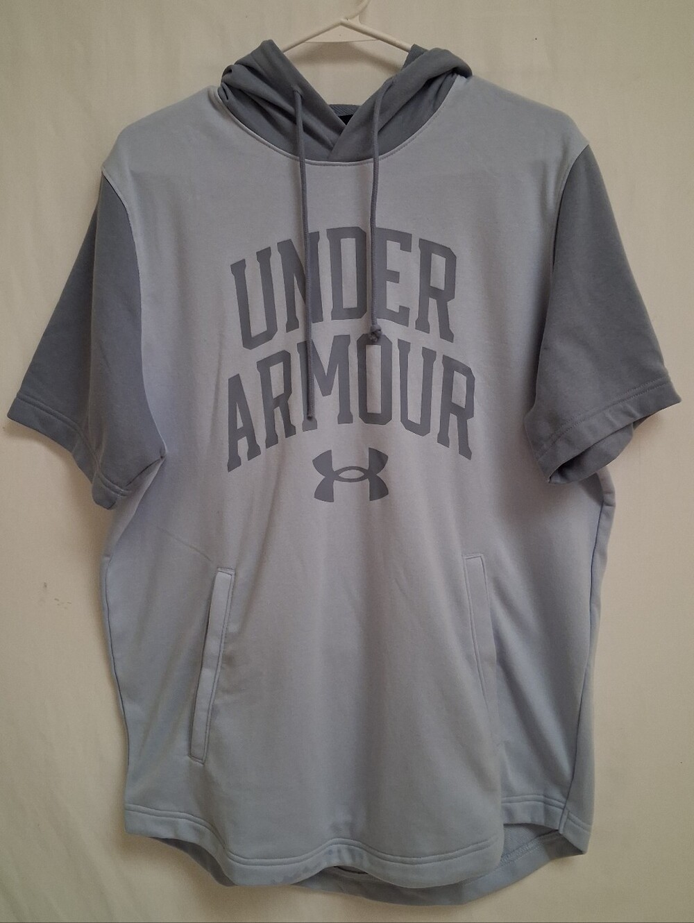 Under Armour Short Sleeve Hoodie Pullover Size M Athletic Casual Logo